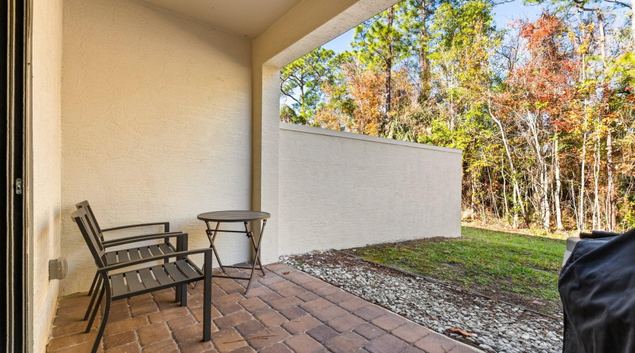 Covered porch/lanai w private grill