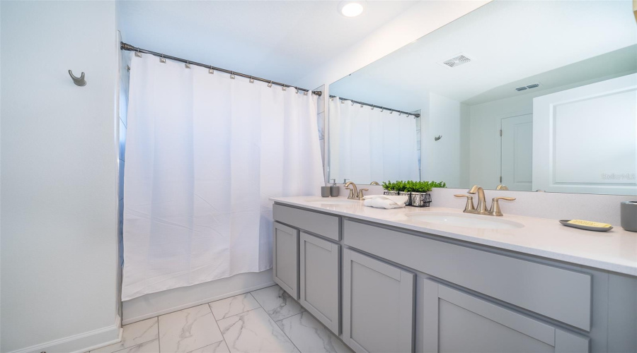 KISSIMMEE, Florida 34746, 4 Bedrooms Bedrooms, ,3 BathroomsBathrooms,Residential,For Sale,PARAGRAPH,0,MFRO6299381