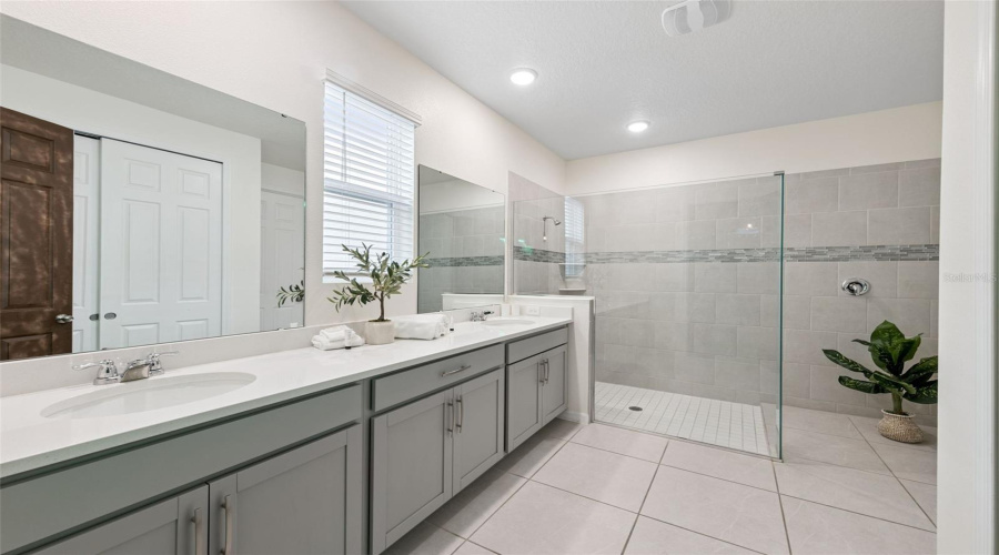 En-suite bathroom for bedroom #1