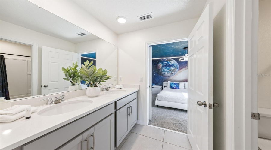 En-suite bathroom for bedroom #4