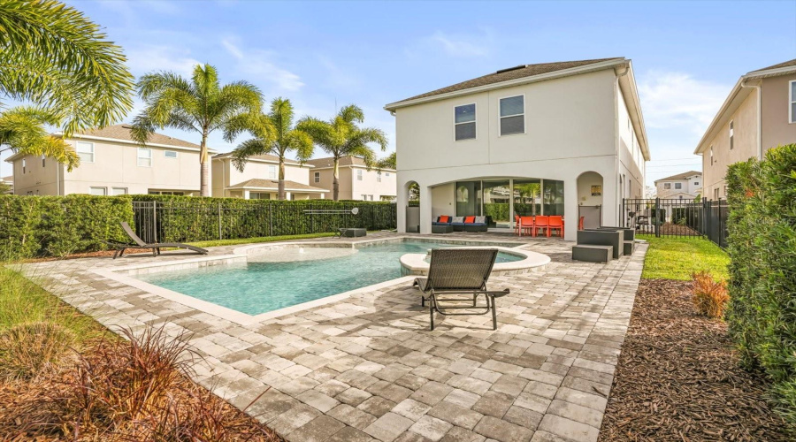 Large heated pool and Jacuzzi.