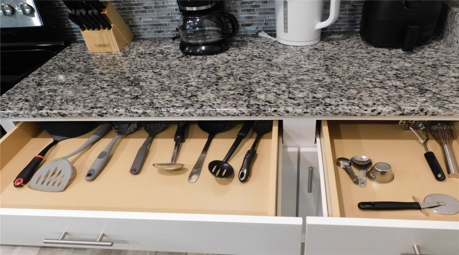 DAVENPORT, Florida 33896, 4 Bedrooms Bedrooms, ,3 BathroomsBathrooms,Residential,For Sale,DOGLEG,0,MFRS5126086