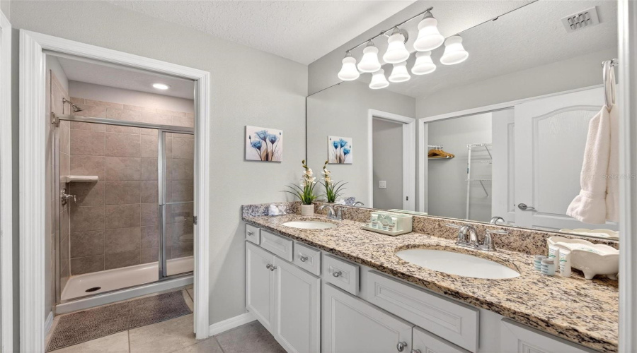 DAVENPORT, Florida 33837, 5 Bedrooms Bedrooms, ,4 BathroomsBathrooms,Residential,For Sale,OAK SPRING,0,MFRO6373223