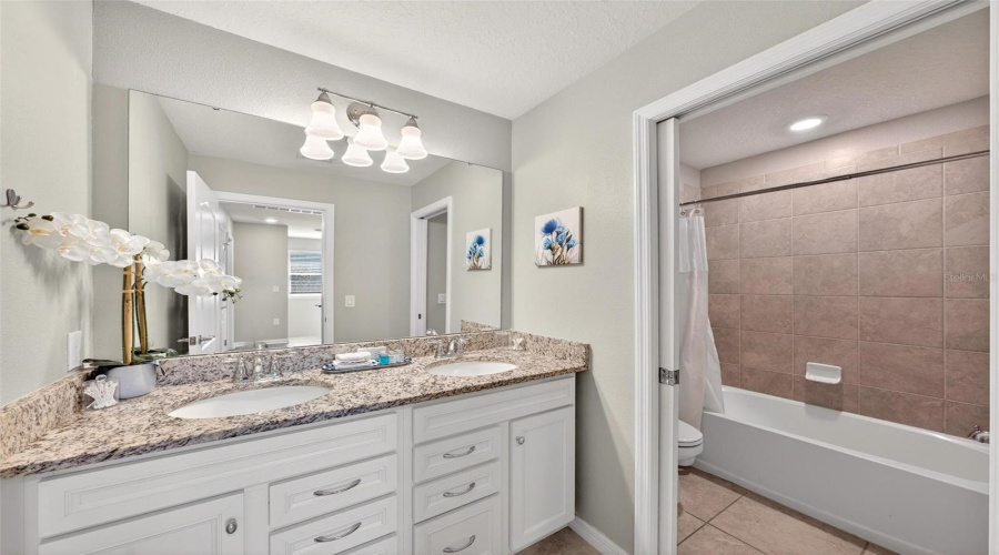 DAVENPORT, Florida 33837, 5 Bedrooms Bedrooms, ,4 BathroomsBathrooms,Residential,For Sale,OAK SPRING,0,MFRO6373223