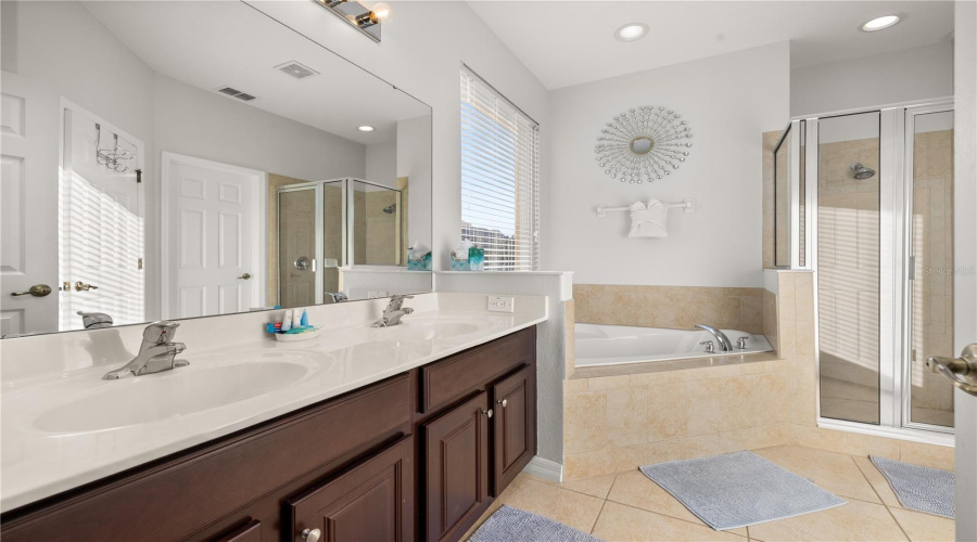 DAVENPORT, Florida 33837, 5 Bedrooms Bedrooms, ,4 BathroomsBathrooms,Residential,For Sale,YELLOW SNAPDRAGON,0,MFRO6372322