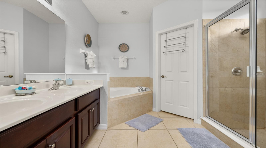 DAVENPORT, Florida 33837, 5 Bedrooms Bedrooms, ,4 BathroomsBathrooms,Residential,For Sale,YELLOW SNAPDRAGON,0,MFRO6372322