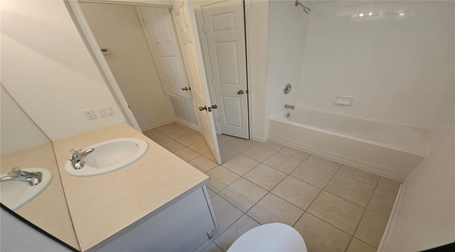 KISSIMMEE, Florida 34747, 6 Bedrooms Bedrooms, ,4 BathroomsBathrooms,Residential,For Sale,DINVILLE,0,MFRO6373177