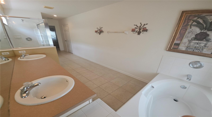 KISSIMMEE, Florida 34747, 6 Bedrooms Bedrooms, ,4 BathroomsBathrooms,Residential,For Sale,DINVILLE,0,MFRO6373177