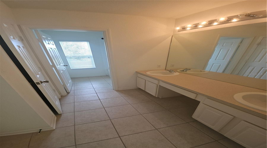 KISSIMMEE, Florida 34747, 6 Bedrooms Bedrooms, ,4 BathroomsBathrooms,Residential,For Sale,DINVILLE,0,MFRO6373177