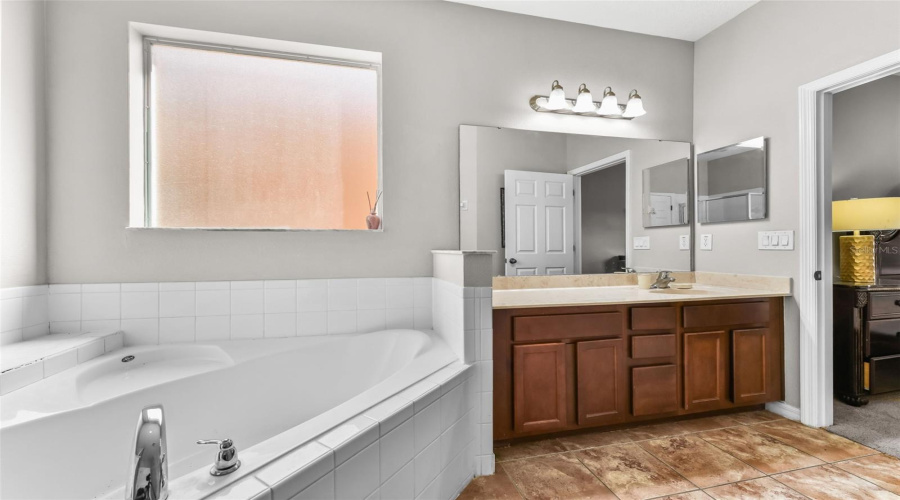 DAVENPORT, Florida 33837, 5 Bedrooms Bedrooms, ,4 BathroomsBathrooms,Residential,For Sale,ORANGE COSMOS,0,MFRL4958410