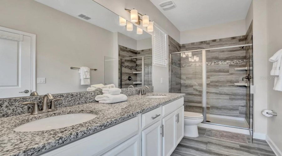 1-Principal bathroom 1st floor