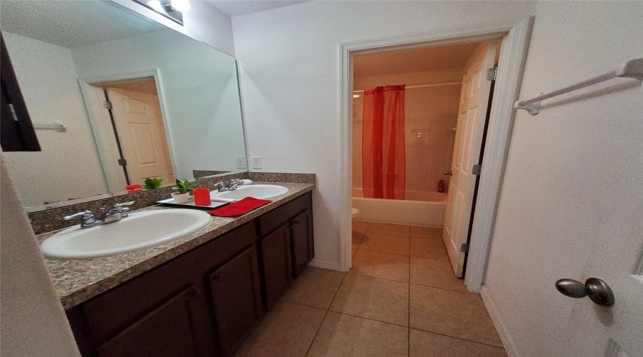 Davenport, Florida 33837, 5 Bedrooms Bedrooms, ,2 Bathroomsbathrooms,Residential,For Sale,Granada,0,Mfro6374174