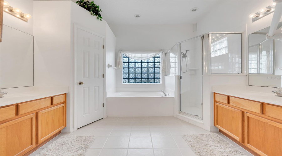 DAVENPORT, Florida 33837, 6 Bedrooms Bedrooms, ,4 BathroomsBathrooms,Residential,For Sale,BLOOMINGDALE,0,MFRG5106816