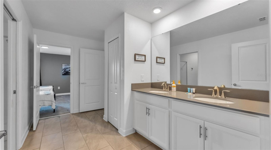 DAVENPORT, Florida 33896, 8 Bedrooms Bedrooms, ,5 BathroomsBathrooms,Residential,For Sale,SOMMERSET HILLS,0,MFRP4937389