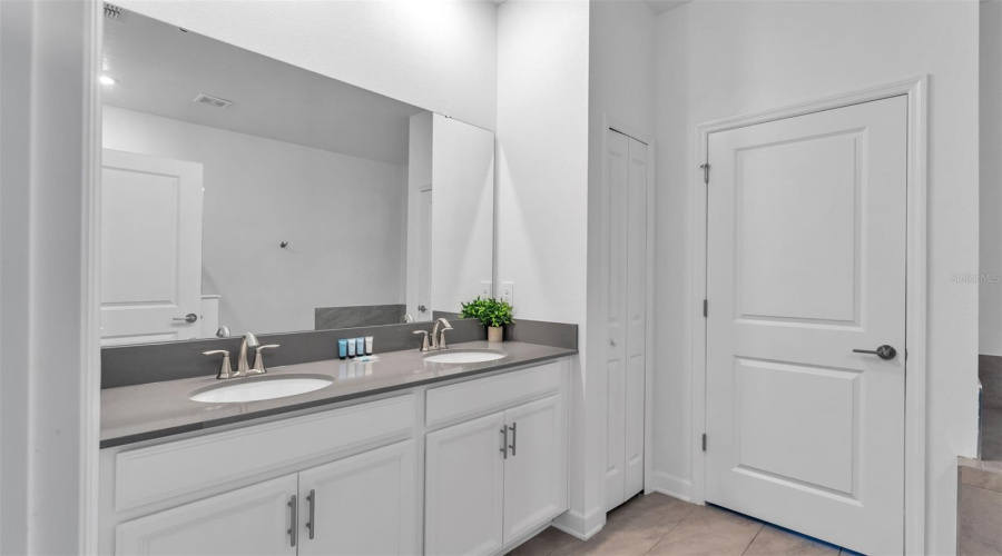 DAVENPORT, Florida 33896, 8 Bedrooms Bedrooms, ,5 BathroomsBathrooms,Residential,For Sale,SOMMERSET HILLS,0,MFRP4937389