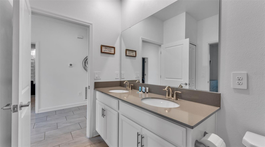 DAVENPORT, Florida 33896, 8 Bedrooms Bedrooms, ,5 BathroomsBathrooms,Residential,For Sale,SOMMERSET HILLS,0,MFRP4937389