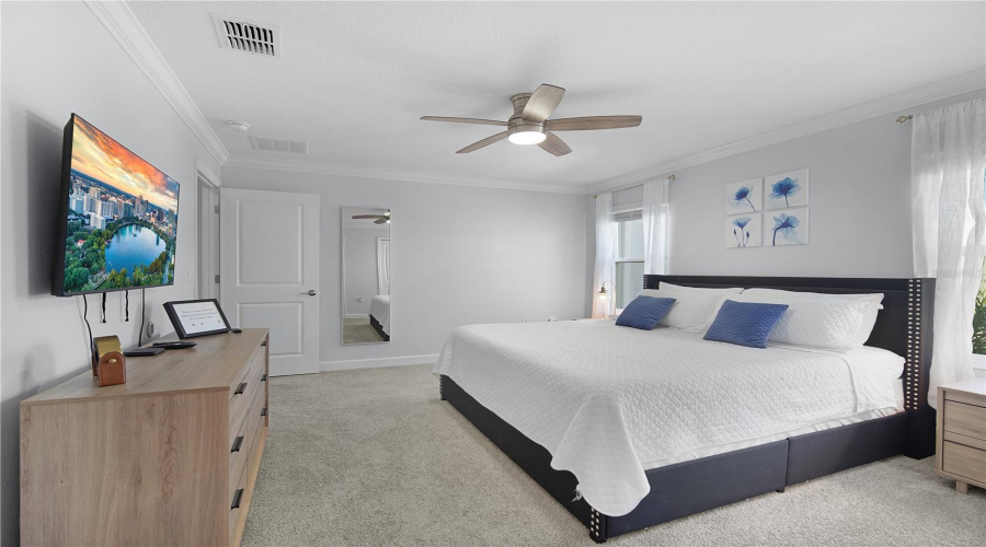 Master Bedroom (Upstairs)