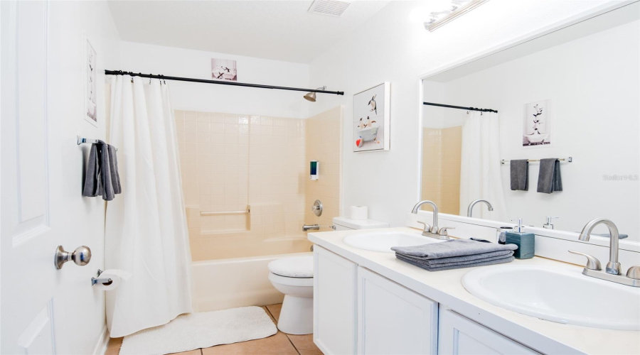 DAVENPORT, Florida 33897, 6 Bedrooms Bedrooms, ,4 BathroomsBathrooms,Residential,For Sale,BLOOMINGDALE,0,MFRO6374658