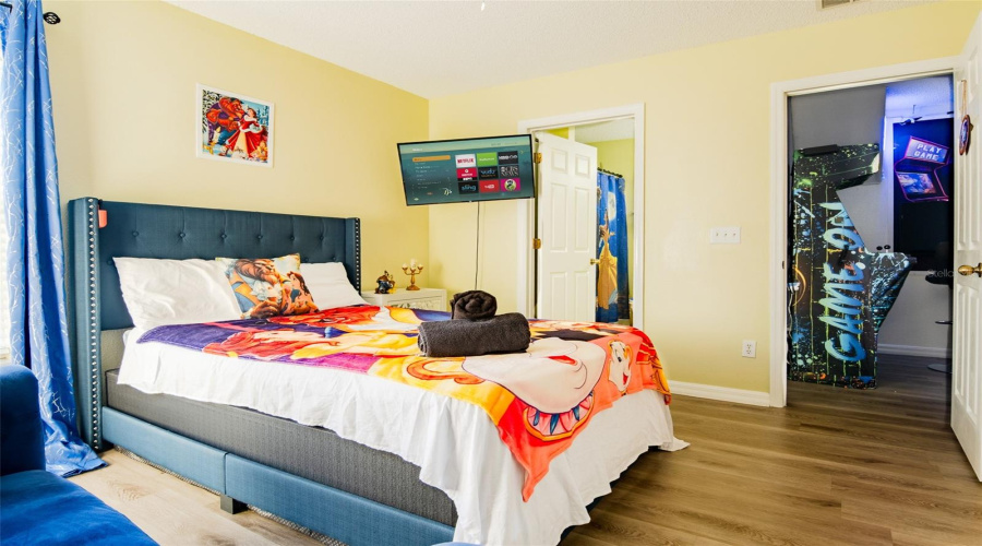 DAVENPORT, Florida 33897, 6 Bedrooms Bedrooms, ,4 BathroomsBathrooms,Residential,For Sale,BLOOMINGDALE,0,MFRO6374658