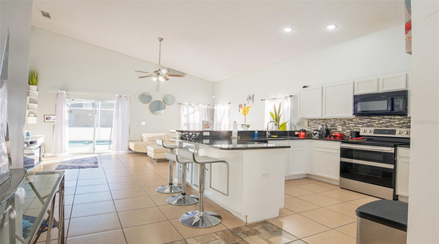 DAVENPORT, Florida 33897, 6 Bedrooms Bedrooms, ,4 BathroomsBathrooms,Residential,For Sale,BLOOMINGDALE,0,MFRO6374658