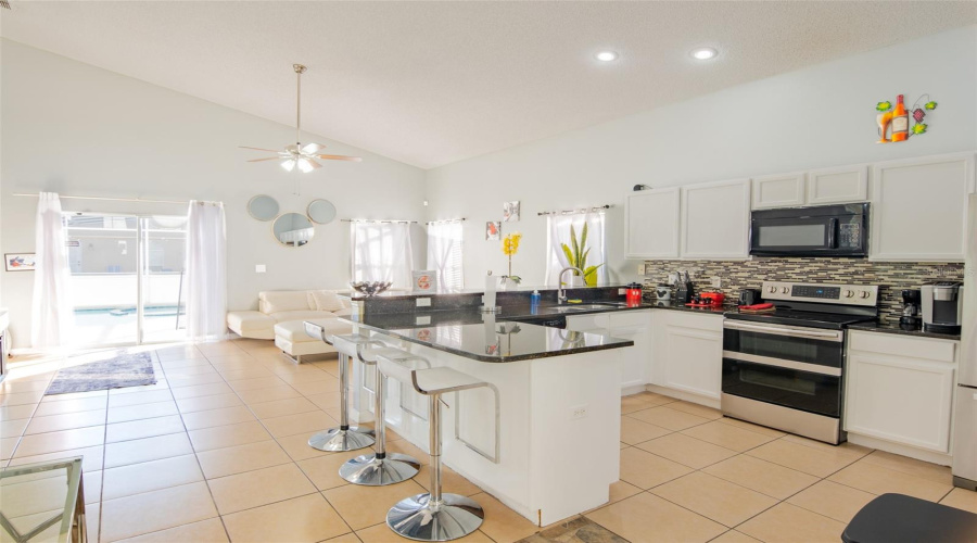 DAVENPORT, Florida 33897, 6 Bedrooms Bedrooms, ,4 BathroomsBathrooms,Residential,For Sale,BLOOMINGDALE,0,MFRO6374658