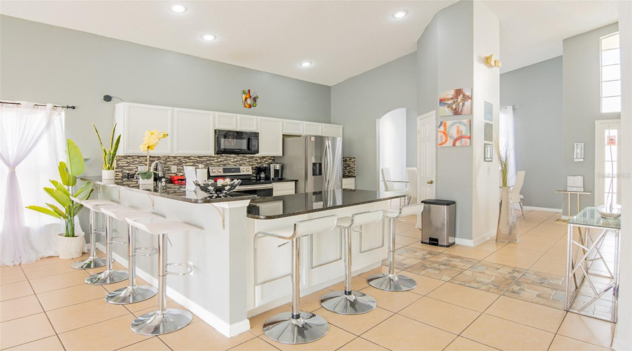 DAVENPORT, Florida 33897, 6 Bedrooms Bedrooms, ,4 BathroomsBathrooms,Residential,For Sale,BLOOMINGDALE,0,MFRO6374658