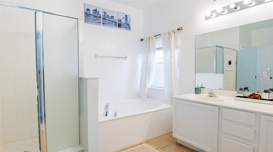 DAVENPORT, Florida 33897, 6 Bedrooms Bedrooms, ,4 BathroomsBathrooms,Residential,For Sale,BLOOMINGDALE,0,MFRO6374658