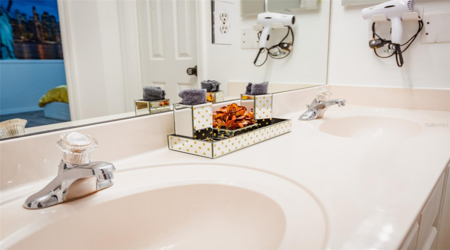 DAVENPORT, Florida 33897, 6 Bedrooms Bedrooms, ,4 BathroomsBathrooms,Residential,For Sale,BLOOMINGDALE,0,MFRO6374658