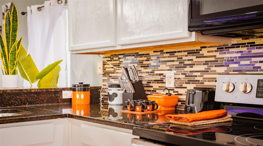 DAVENPORT, Florida 33897, 6 Bedrooms Bedrooms, ,4 BathroomsBathrooms,Residential,For Sale,BLOOMINGDALE,0,MFRO6374658