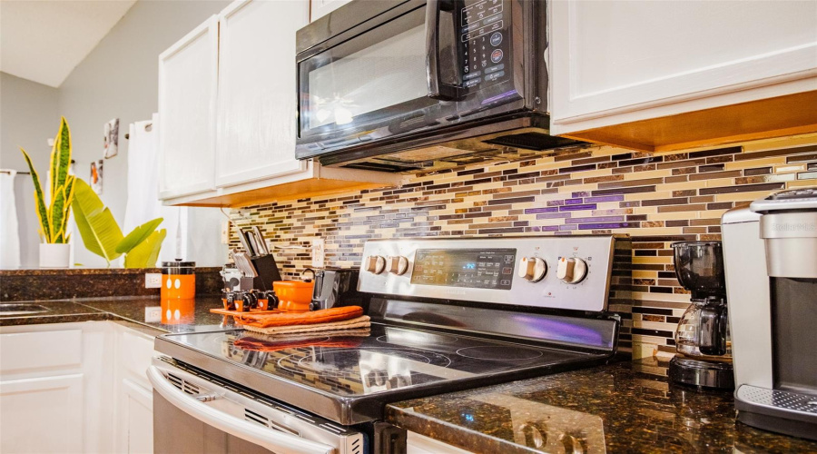 DAVENPORT, Florida 33897, 6 Bedrooms Bedrooms, ,4 BathroomsBathrooms,Residential,For Sale,BLOOMINGDALE,0,MFRO6374658