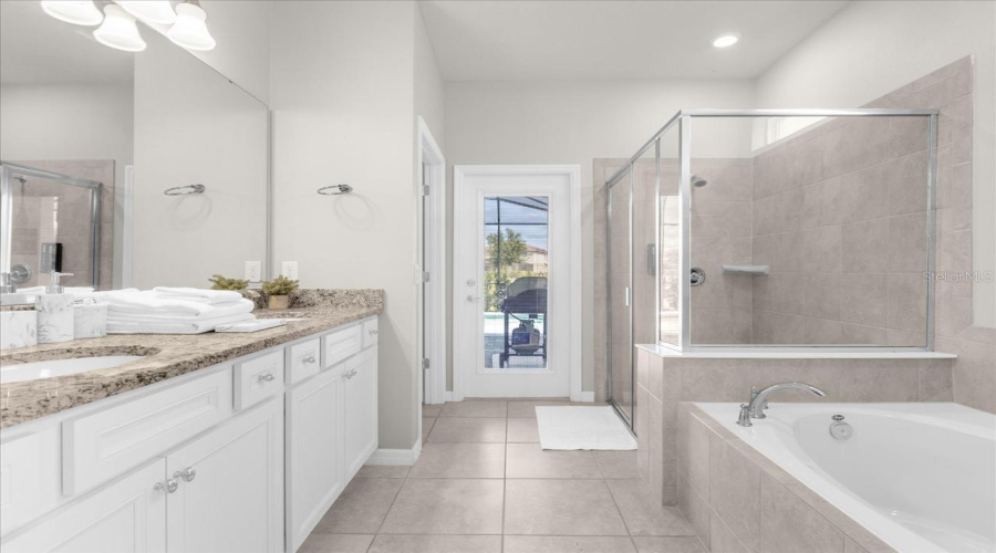 DAVENPORT, Florida 33837, 6 Bedrooms Bedrooms, ,4 BathroomsBathrooms,Residential,For Sale,OAKMOSS,0,MFRO6368275