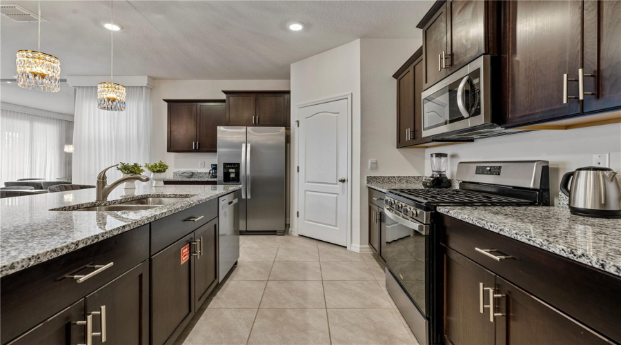 DAVENPORT, Florida 33837, 6 Bedrooms Bedrooms, ,5 BathroomsBathrooms,Residential,For Sale,OAKMOSS,0,MFRO6327785