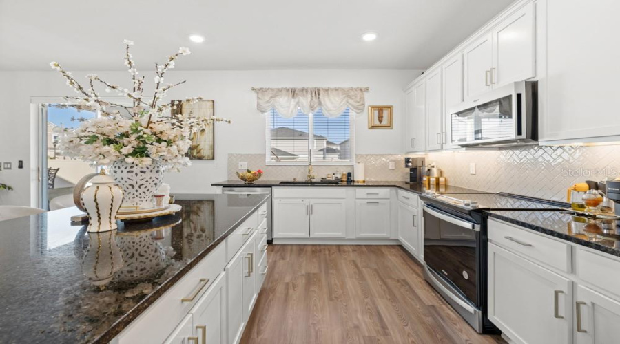 DAVENPORT, Florida 33896, 5 Bedrooms Bedrooms, ,3 BathroomsBathrooms,Residential,For Sale,HOOTEN WAY,0,MFRO6370481