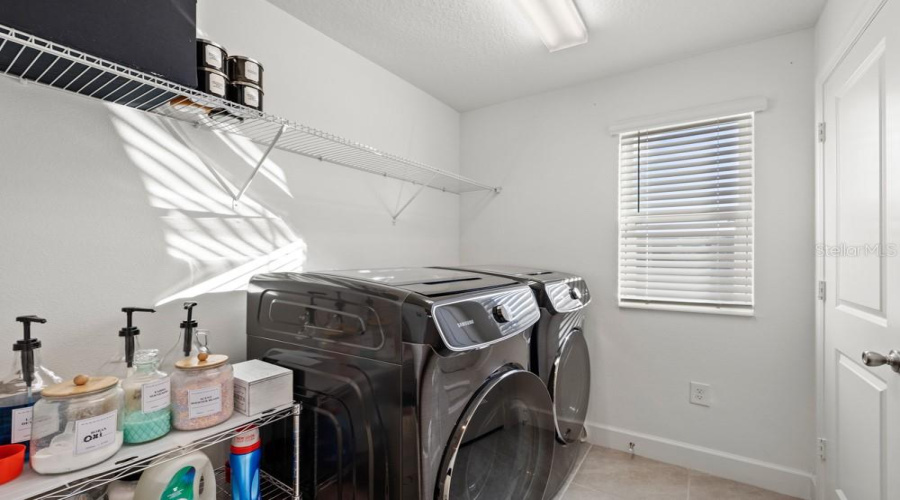 DAVENPORT, Florida 33896, 5 Bedrooms Bedrooms, ,3 BathroomsBathrooms,Residential,For Sale,HOOTEN WAY,0,MFRO6370481