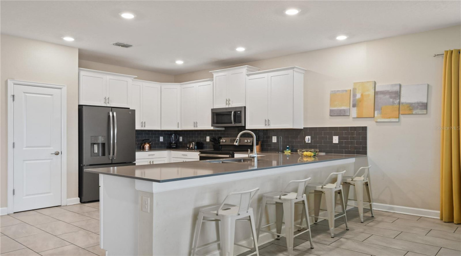 DAVENPORT, Florida 33896, 8 Bedrooms Bedrooms, ,5 BathroomsBathrooms,Residential,For Sale,CABOT CLIFFS,0,MFRO6376262