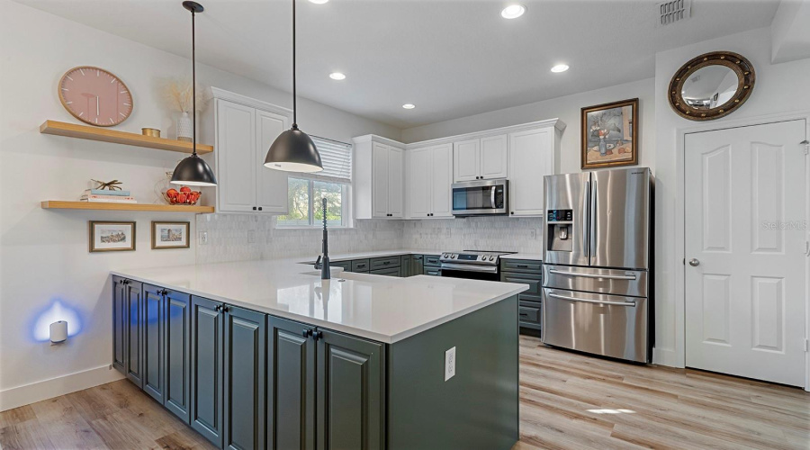 ORLANDO, Florida 32836, 5 Bedrooms Bedrooms, ,3 BathroomsBathrooms,Residential,For Sale,CHATEAUBRIAND AVE.,0,MFRO6375618