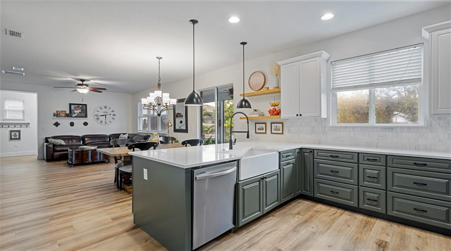 ORLANDO, Florida 32836, 5 Bedrooms Bedrooms, ,3 BathroomsBathrooms,Residential,For Sale,CHATEAUBRIAND AVE.,0,MFRO6375618