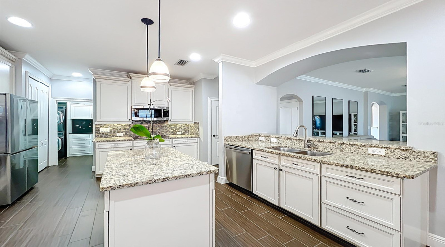 ORLANDO, Florida 32836, 5 Bedrooms Bedrooms, ,4 BathroomsBathrooms,Residential,For Sale,LAVANDE,0,MFRO6320957