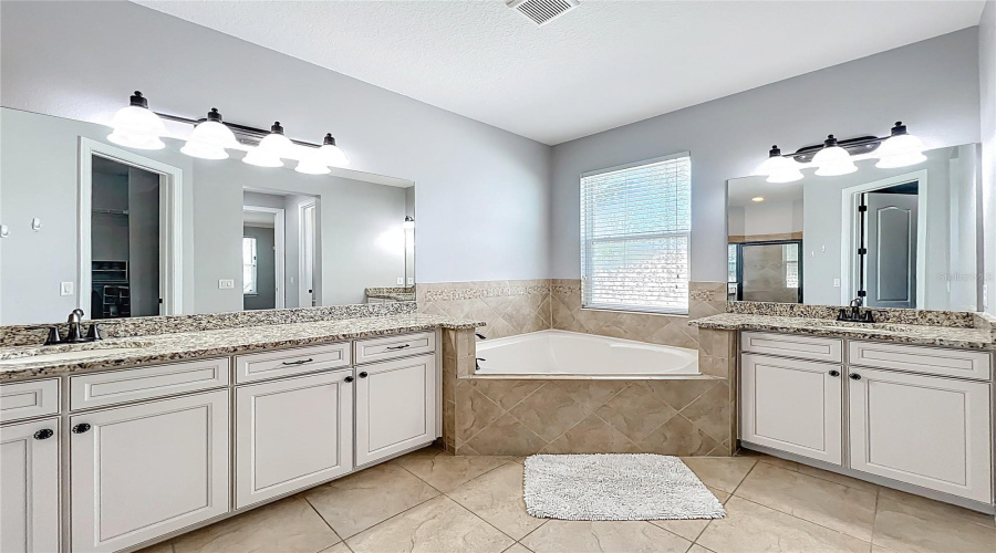 ORLANDO, Florida 32836, 5 Bedrooms Bedrooms, ,4 BathroomsBathrooms,Residential,For Sale,LAVANDE,0,MFRO6320957