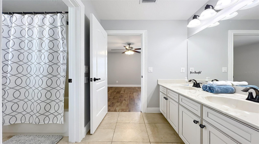 ORLANDO, Florida 32836, 5 Bedrooms Bedrooms, ,4 BathroomsBathrooms,Residential,For Sale,LAVANDE,0,MFRO6320957