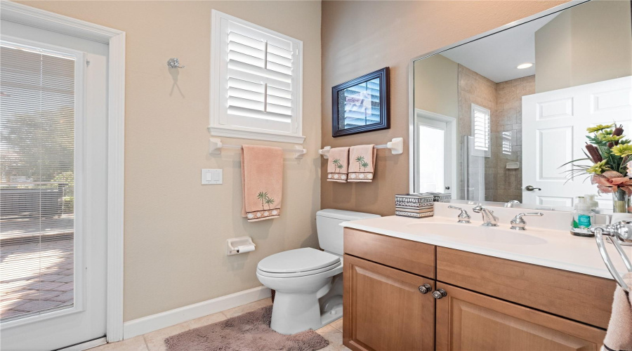 Bathroom 2 Pool Bath En suite with shower