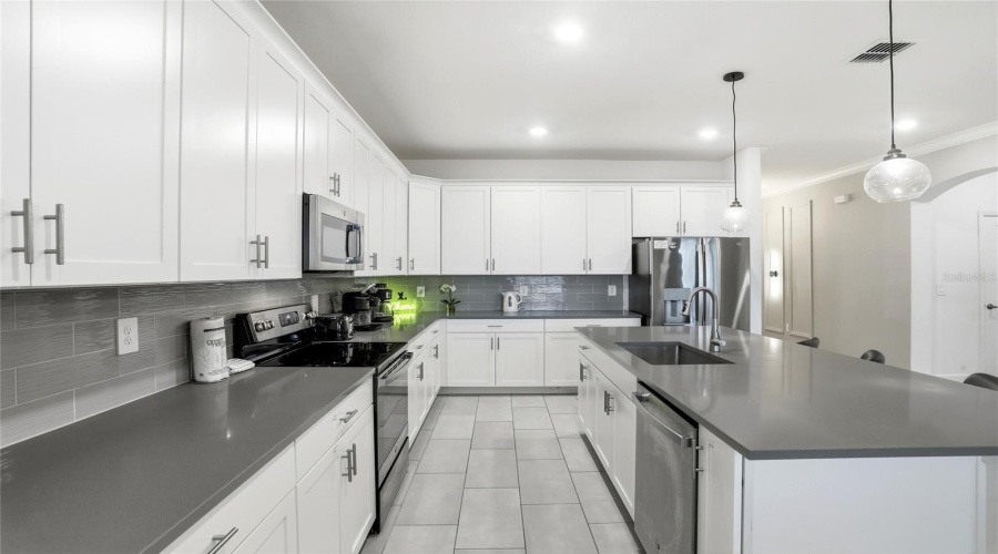 DAVENPORT, Florida 33896, 6 Bedrooms Bedrooms, ,5 BathroomsBathrooms,Residential,For Sale,TAKEAWAY,0,MFRS5142382