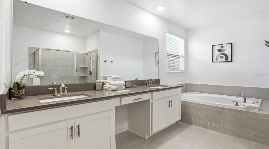 DAVENPORT, Florida 33896, 6 Bedrooms Bedrooms, ,5 BathroomsBathrooms,Residential,For Sale,TAKEAWAY,0,MFRS5142382