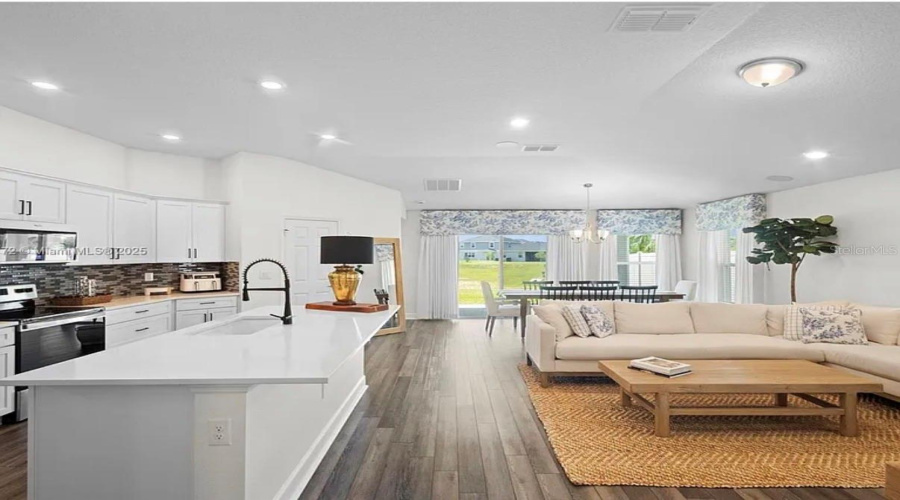 DAVENPORT, Florida 33896, 3 Bedrooms Bedrooms, ,2 BathroomsBathrooms,Residential,For Sale,OSCRAFT,0,MFRS5142241