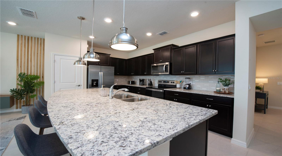 DAVENPORT, Florida 33897, 5 Bedrooms Bedrooms, ,4 BathroomsBathrooms,Residential,For Sale,JETTY,0,MFRO6376855