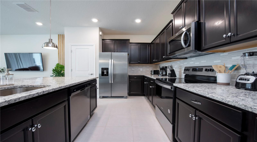 DAVENPORT, Florida 33897, 5 Bedrooms Bedrooms, ,4 BathroomsBathrooms,Residential,For Sale,JETTY,0,MFRO6376855