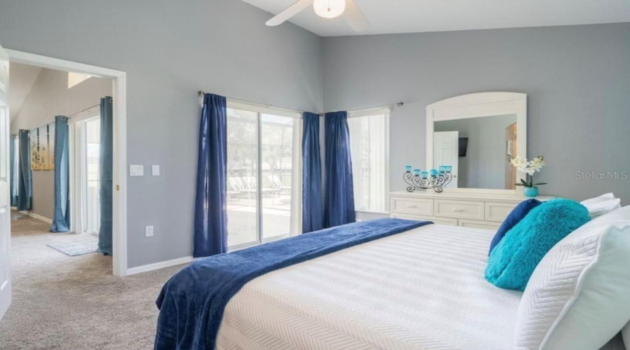 Primary bedroom, en suite, access to pool