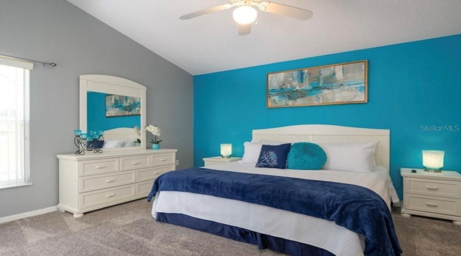 Primary bedroom, en suite, access to pool