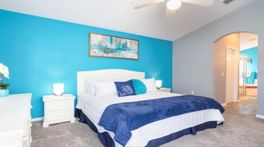 Primary bedroom, en suite, access to pool