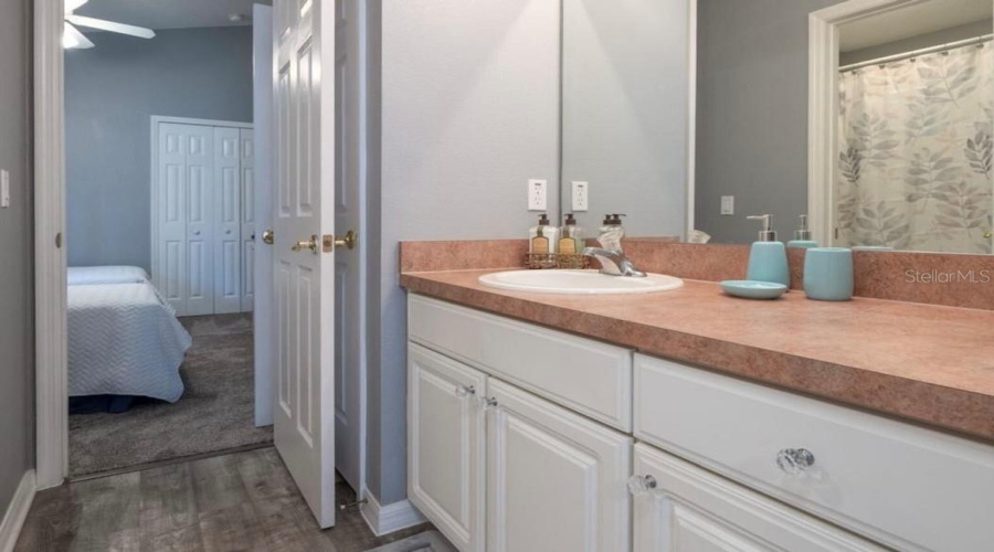 Jack & Jill bathroom for bedrooms 3 & 4